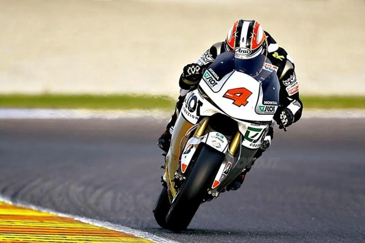 Stoner firma i test di Valencia (16)