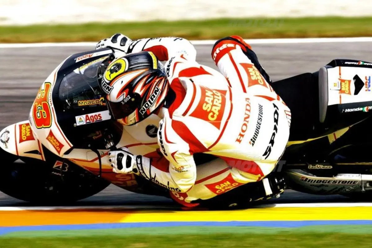 Stoner firma i test di Valencia (17)