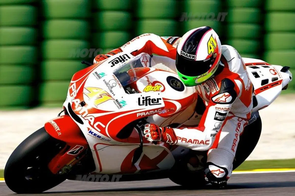 Stoner firma i test di Valencia (18)