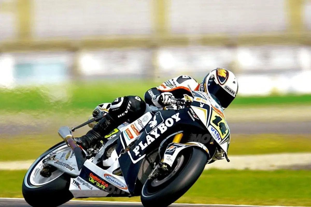Stoner firma i test di Valencia (19)