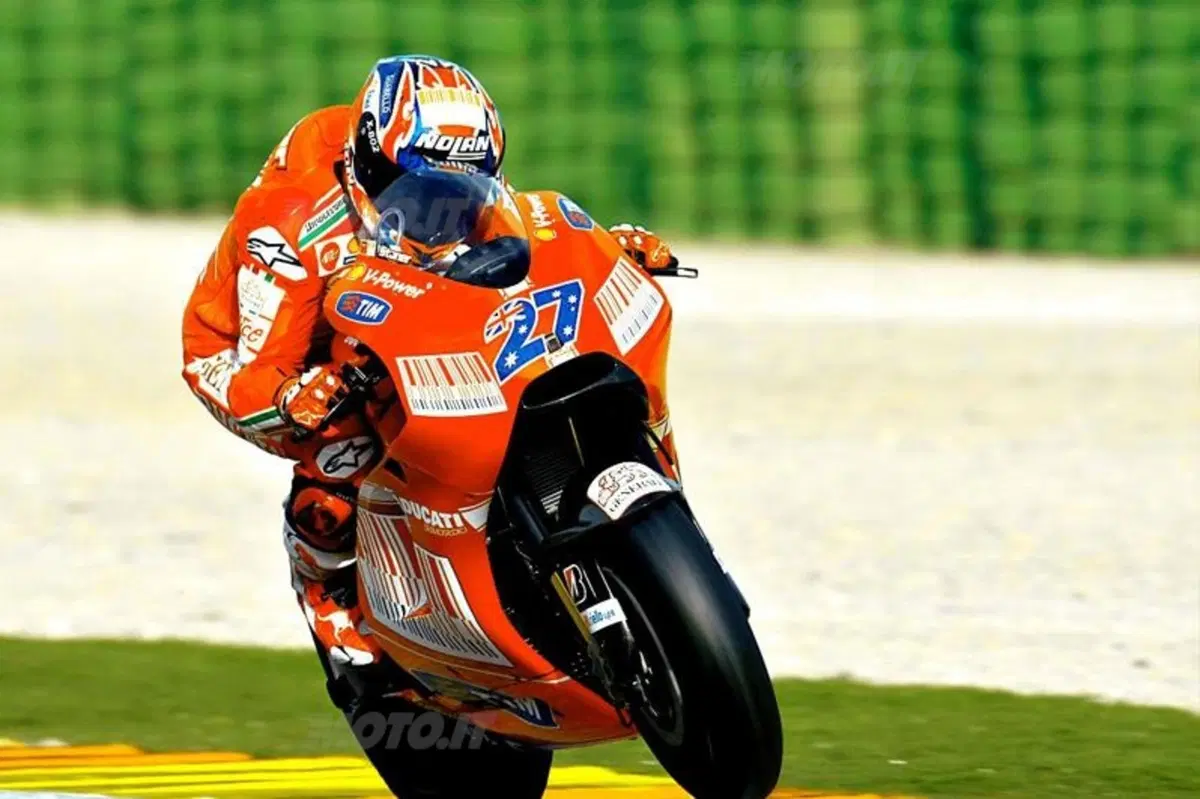 Stoner firma i test di Valencia (20)
