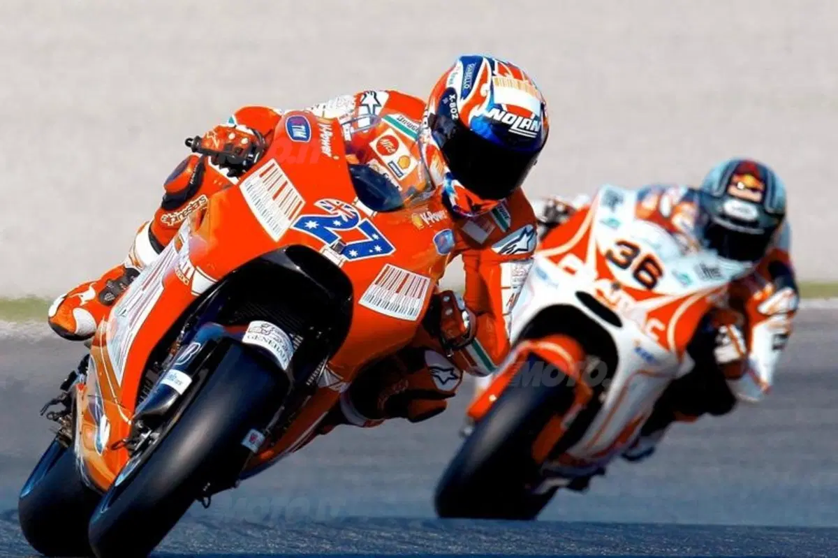 Stoner firma i test di Valencia (21)