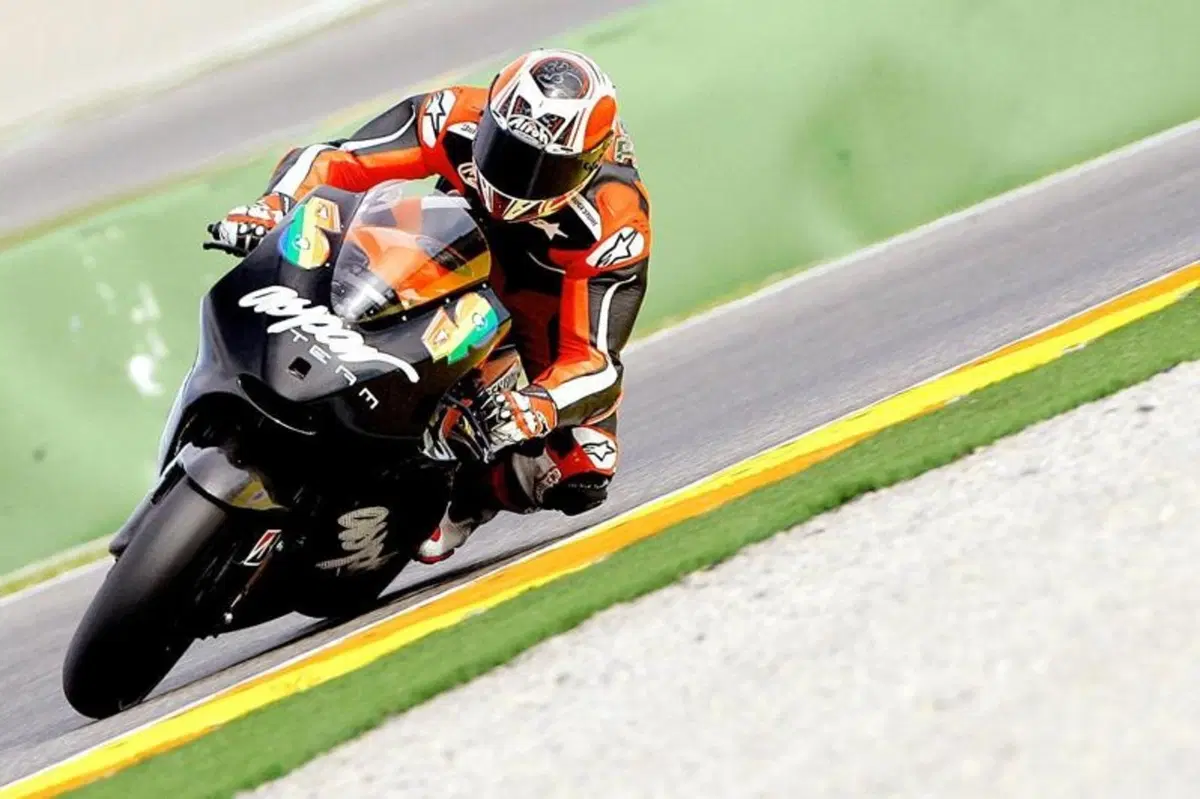 Stoner firma i test di Valencia (23)