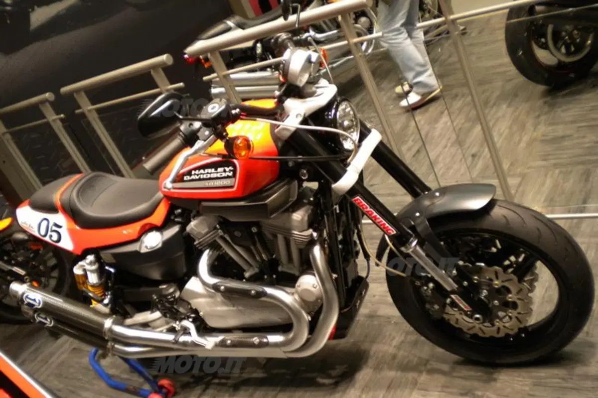 Harley interpreta il 2010 con stile
