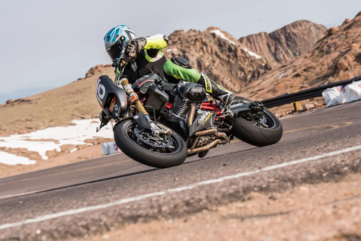 Wunderlich al Pikes Peak con due BMW S1000R