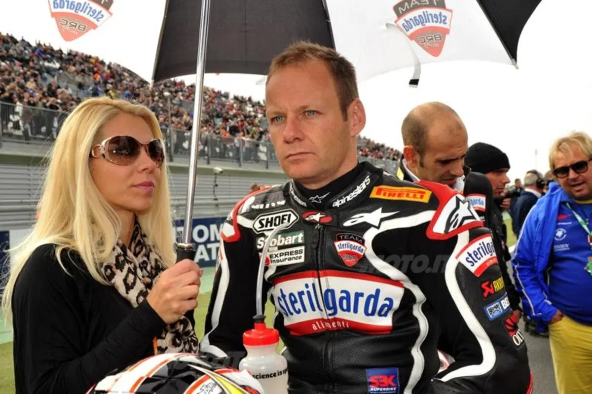 Shane Byrne con Ducati Althea (8)