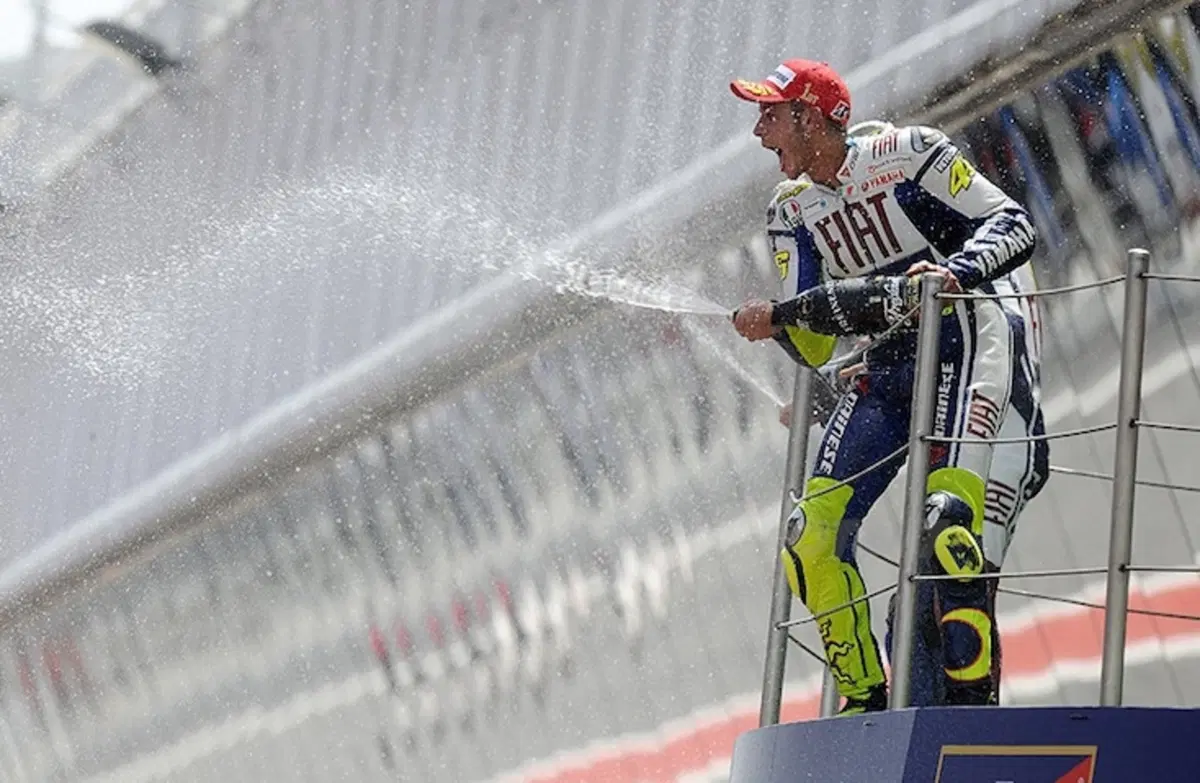 Il manager di Lorenzo risponde a Rossi