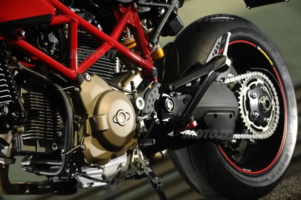 Ducati Hypermotard 1100 EVO ed EVO SP  (20)