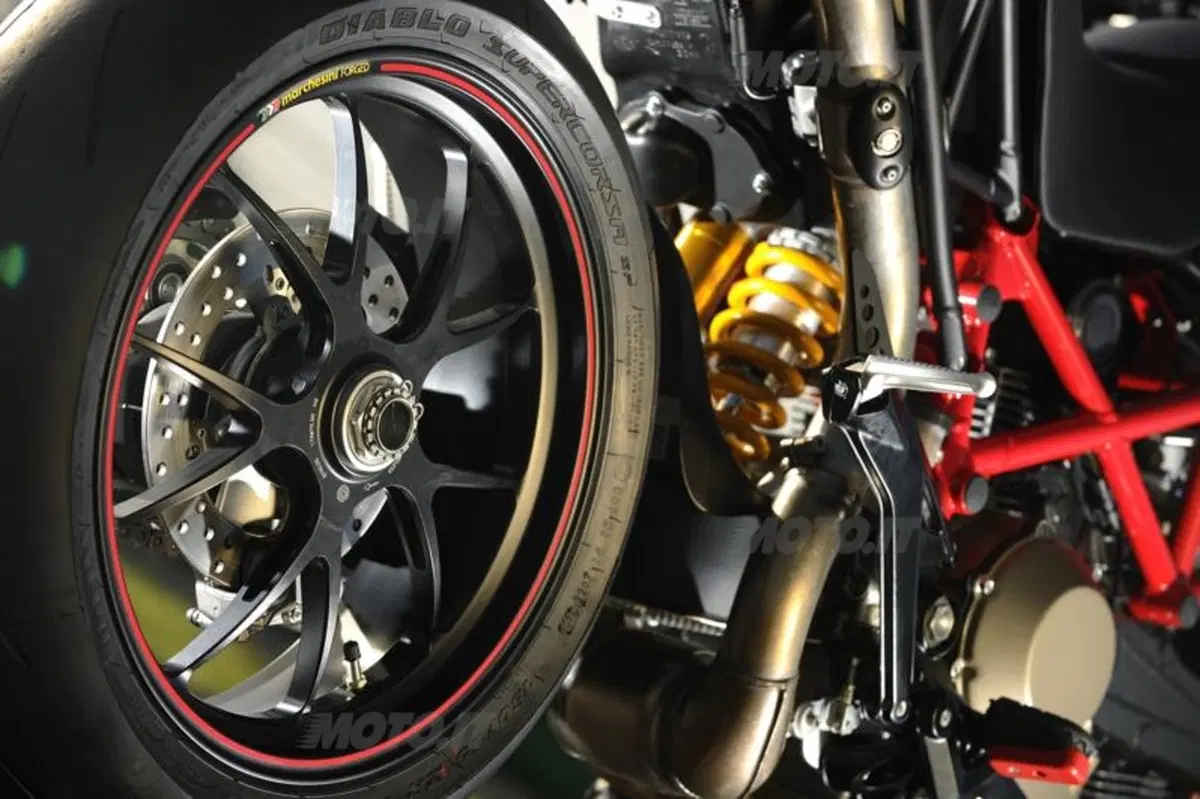 Ducati Hypermotard 1100 EVO ed EVO SP  (23)