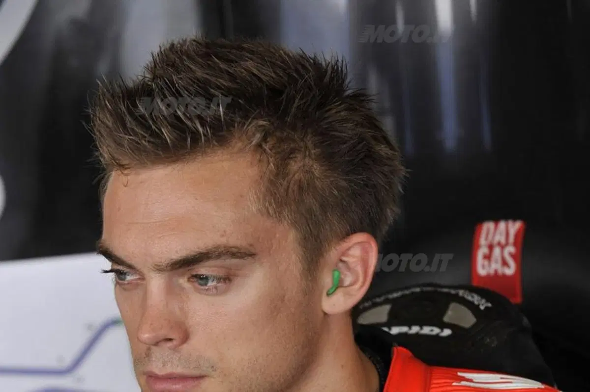 Camier insieme a Biaggi sulla RSV4
