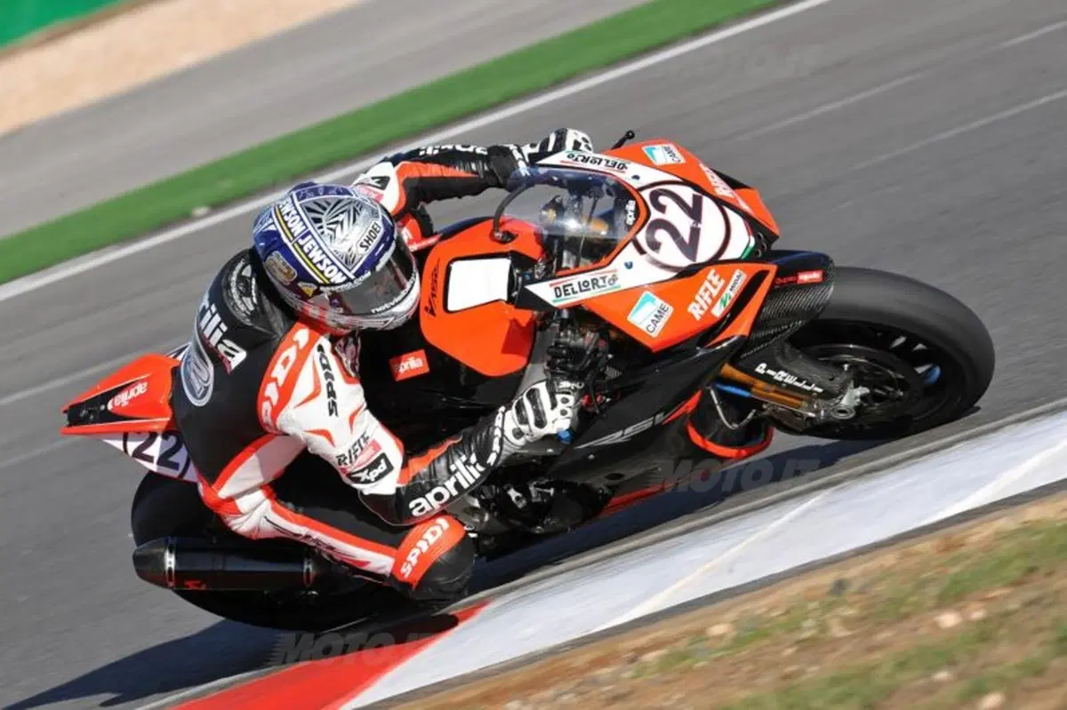 Camier insieme a Biaggi sulla RSV4 (2)