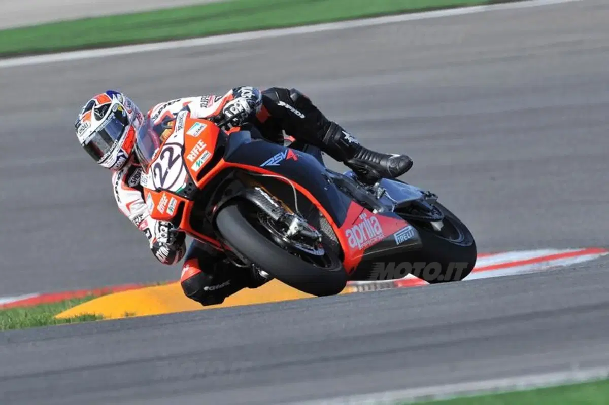 Camier insieme a Biaggi sulla RSV4 (3)