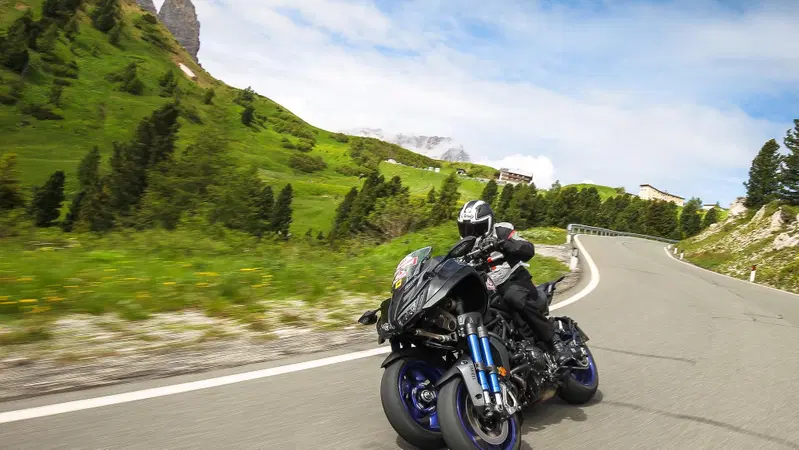 Yamaha Niken a 20.000 Pieghe - Day 2: &egrave; lei la moto con pi&ugrave; haters? Sentiamo cosa dicono all'estero