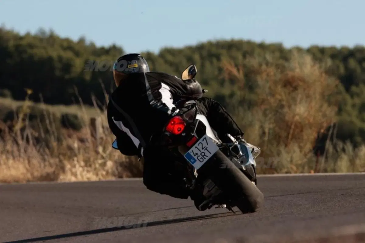 Honda VFR 1200 F  (2)