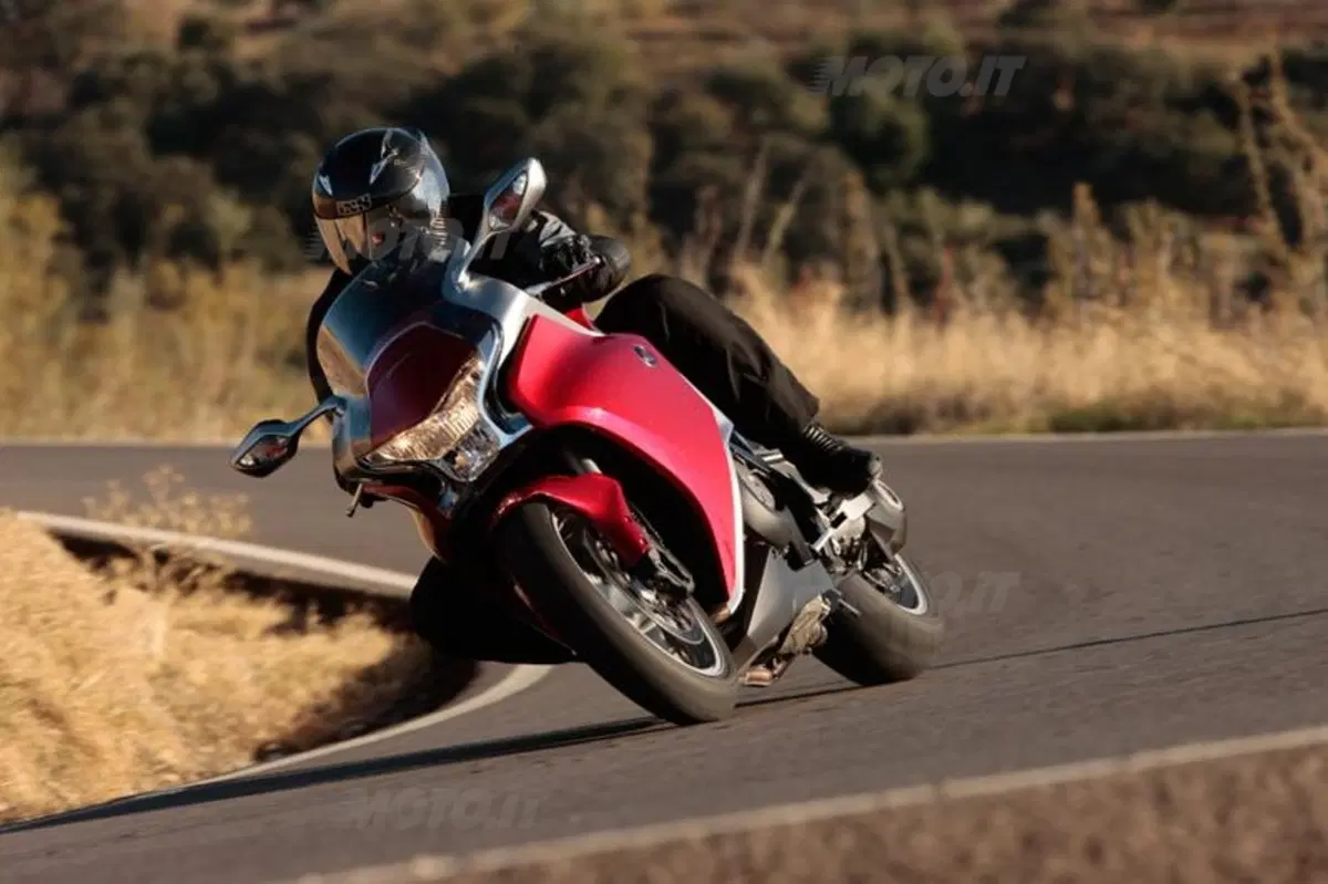 Honda VFR 1200 F  (4)