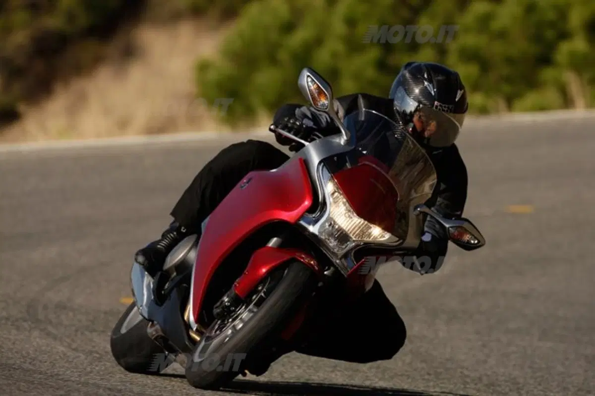 Honda VFR 1200 F  (8)