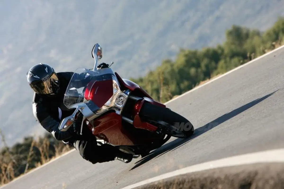 Honda VFR 1200 F  (9)