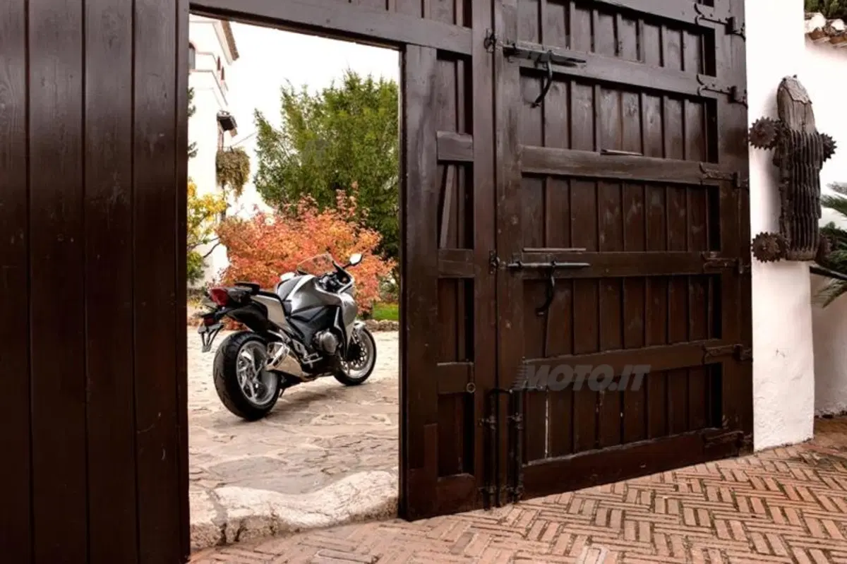 Honda VFR 1200 F  (18)