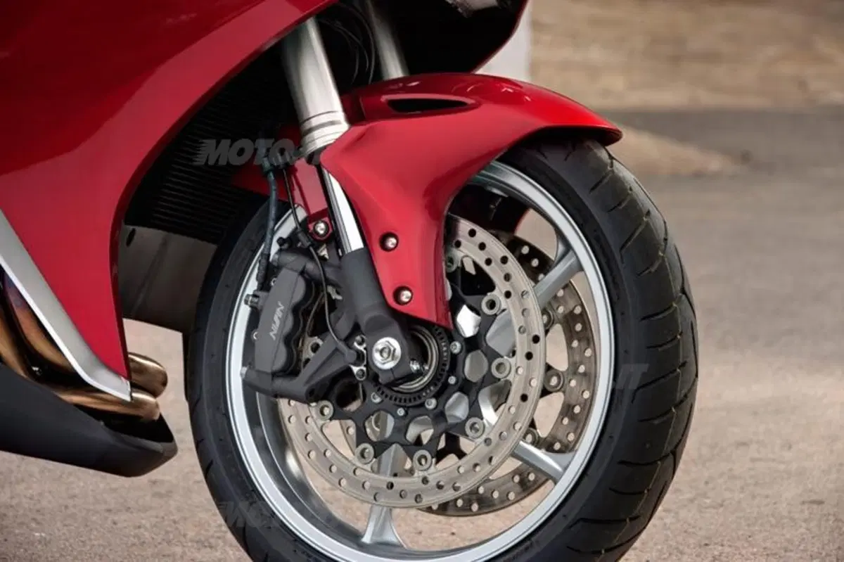 Honda VFR 1200 F  (28)