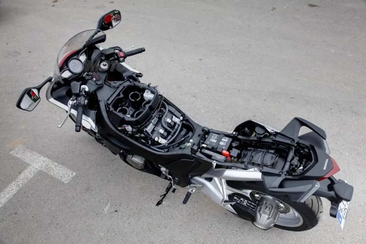 Honda VFR 1200 F  (32)