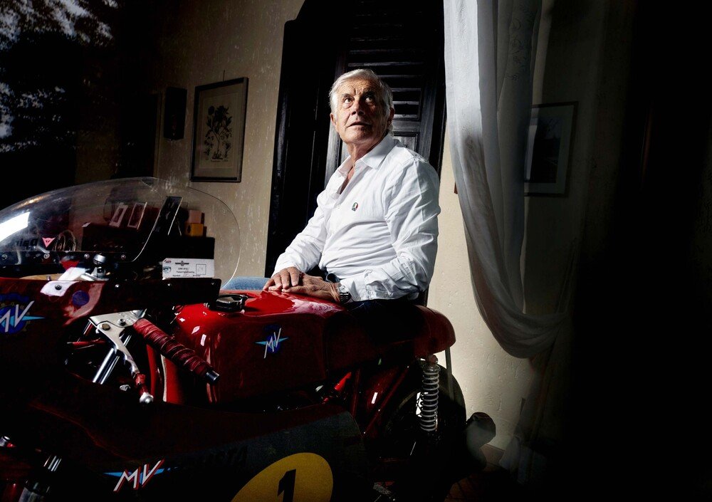 Giacomo Agostini sulla MV Agusta 500 parcheggiata in casa sua (Photo by Gabriele Micalizzi)