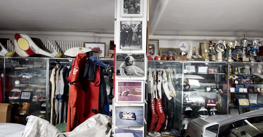 Tute appese, trofei, foto, auto: il garage di Giacomo Agostini (Photo by Gabriele Micalizzi)