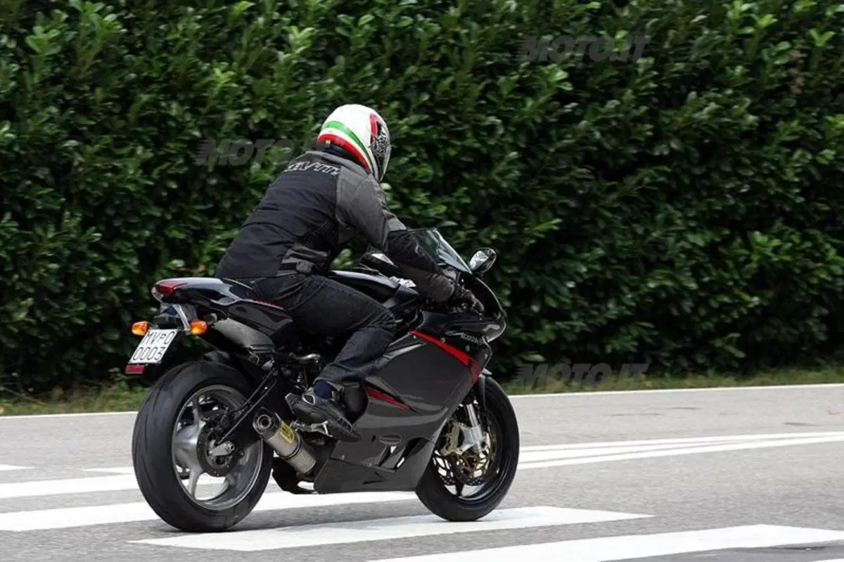E' in arrivo la MV Agusta F3? (5)