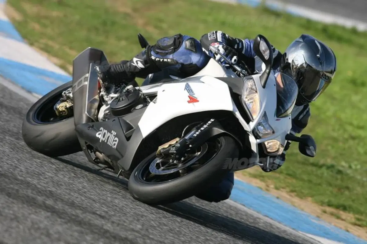 Aprilia RSV4 R  (2)