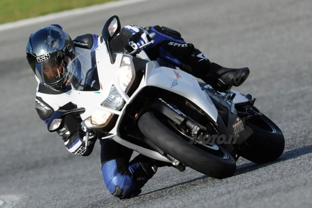 Aprilia RSV4 R  (3)