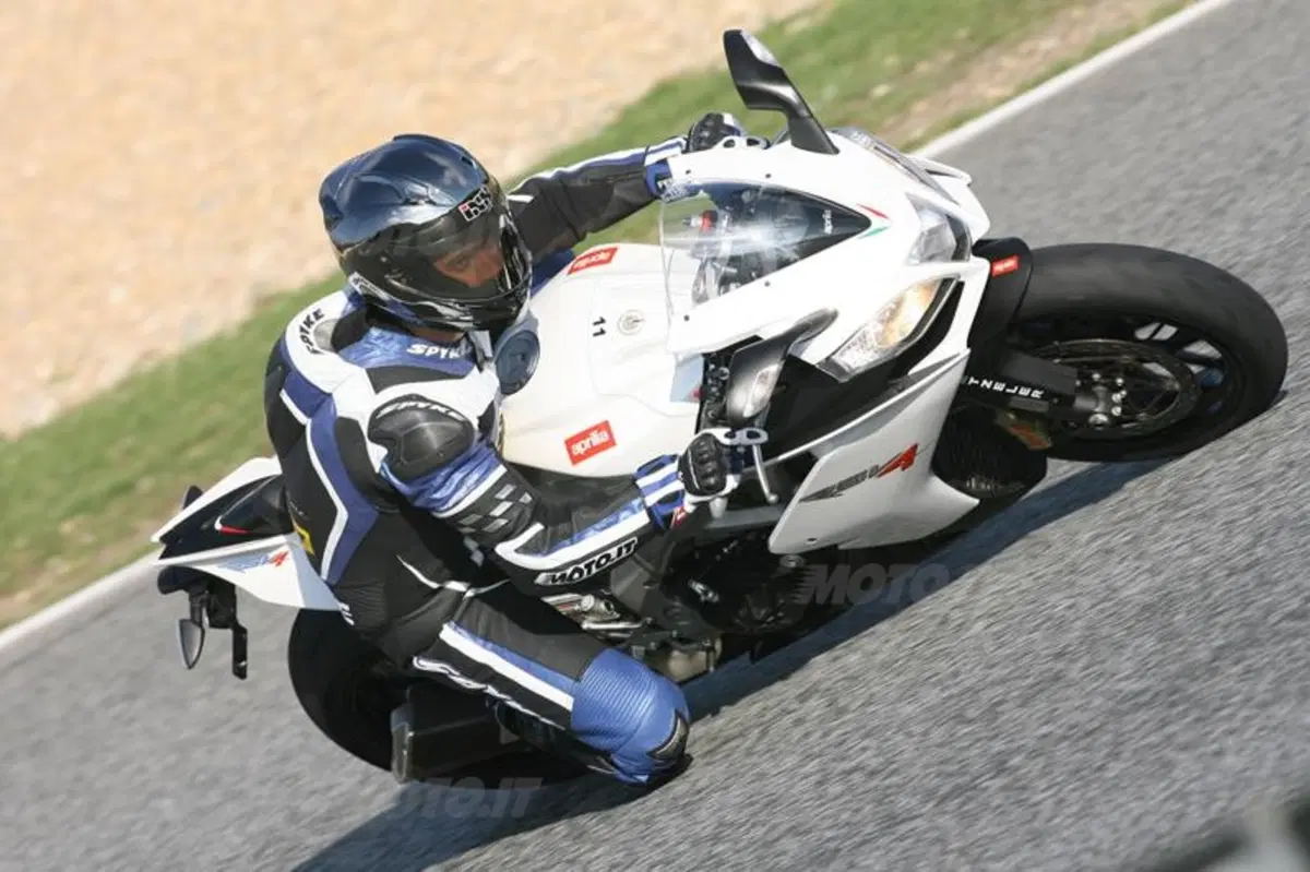Aprilia RSV4 R  (4)