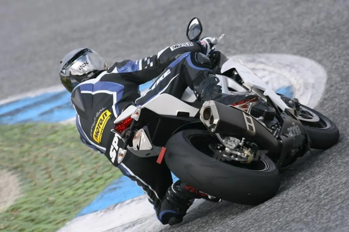 Aprilia RSV4 R  (5)
