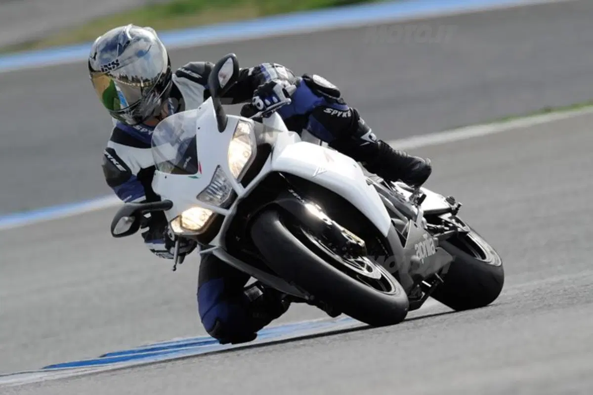 Aprilia RSV4 R  (6)