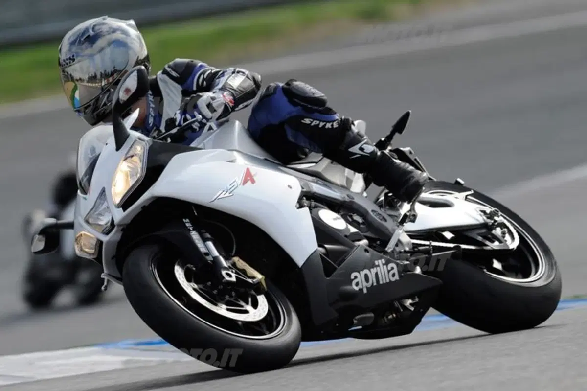 Aprilia RSV4 R  (7)