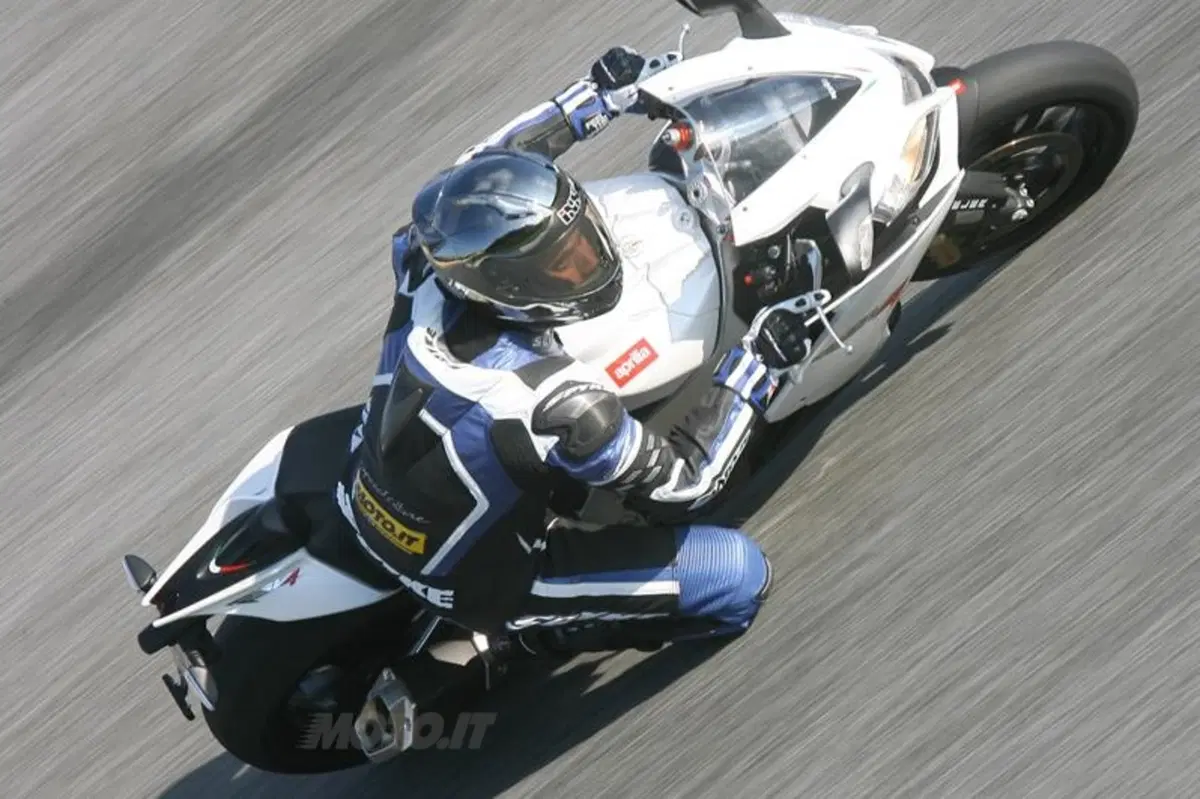 Aprilia RSV4 R  (8)