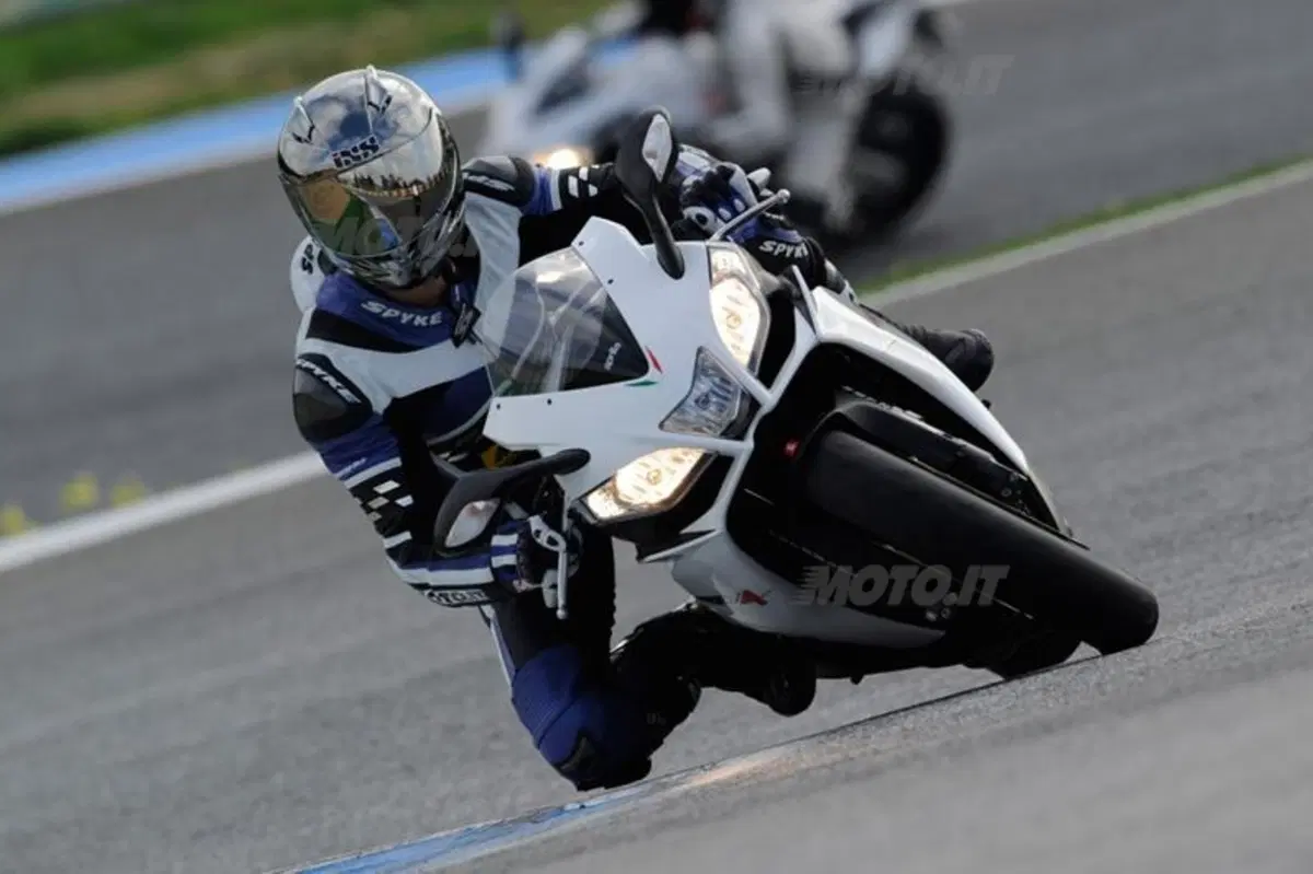 Aprilia RSV4 R  (9)