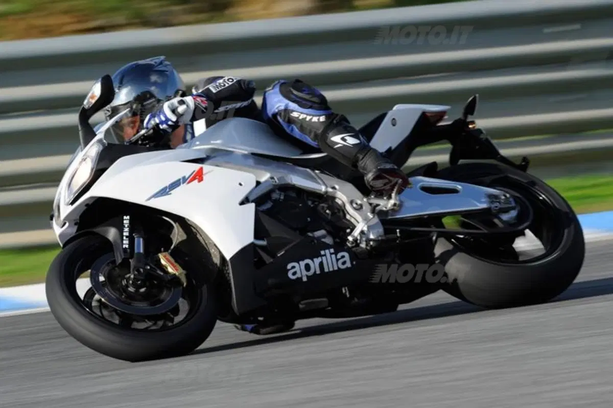 Aprilia RSV4 R  (10)