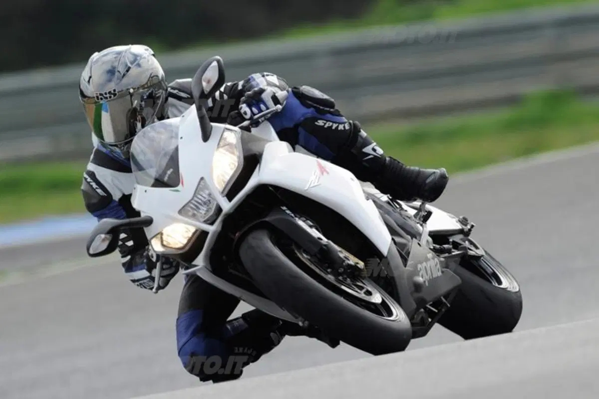 Aprilia RSV4 R  (11)