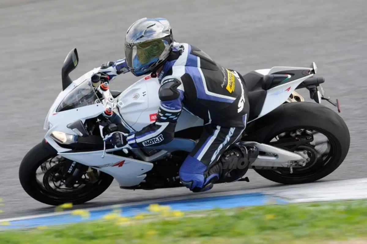 Aprilia RSV4 R  (12)