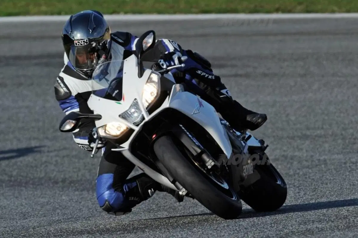 Aprilia RSV4 R  (13)