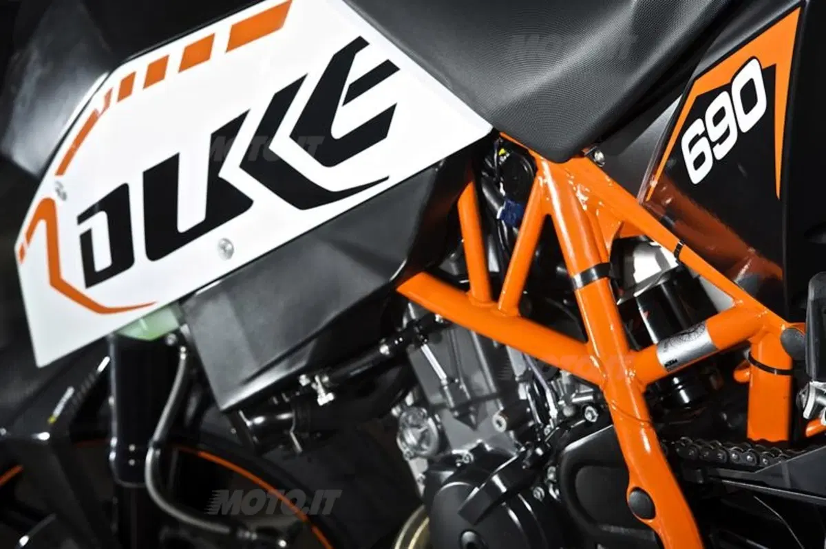 KTM Duke 690 R  (10)