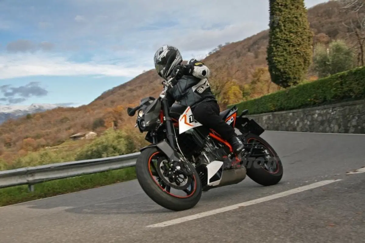 KTM Duke 690 R  (15)