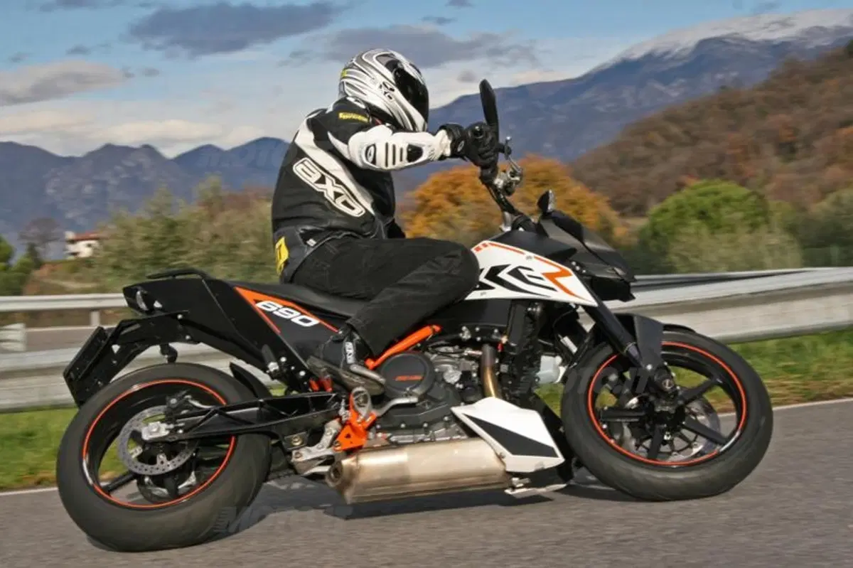 KTM Duke 690 R  (18)