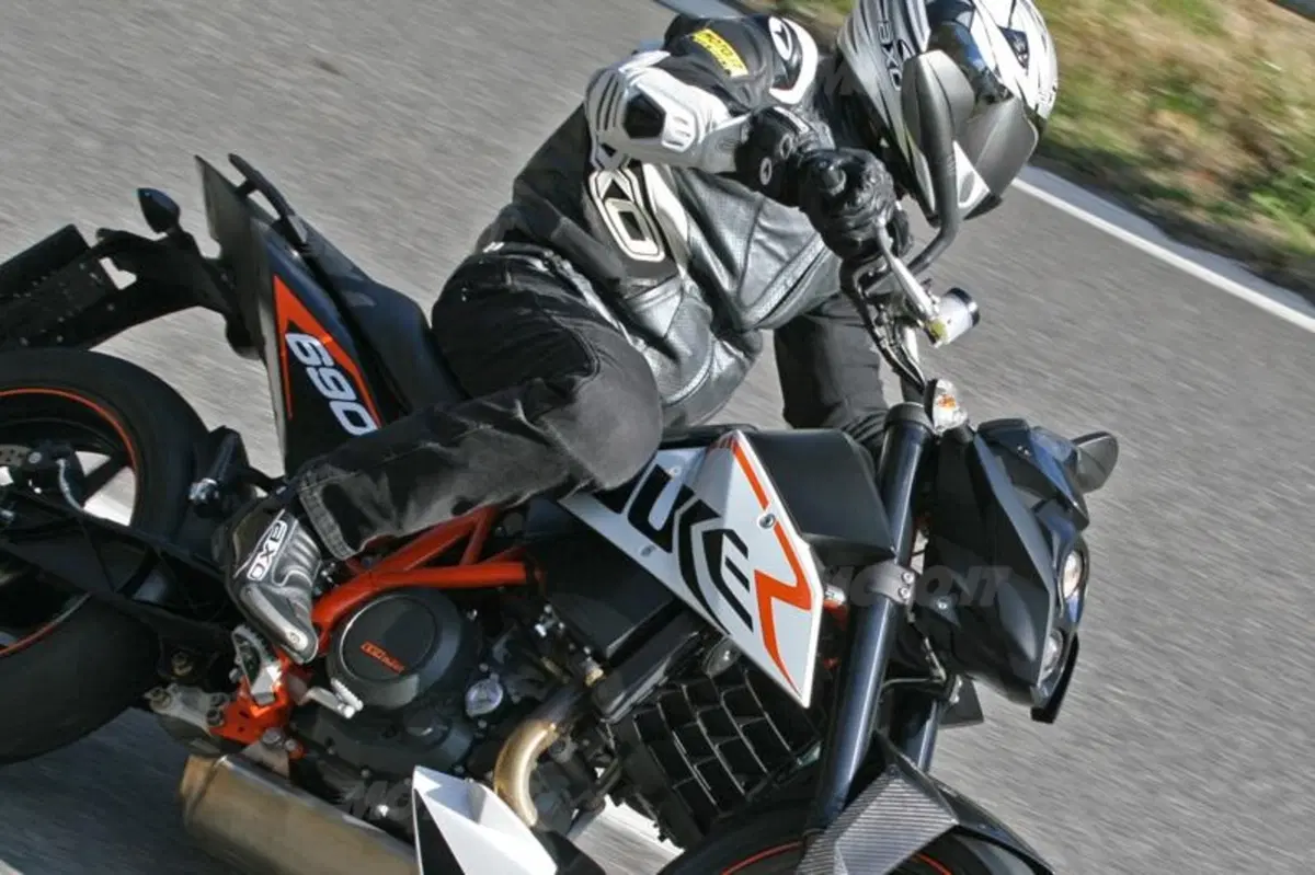 KTM Duke 690 R  (20)