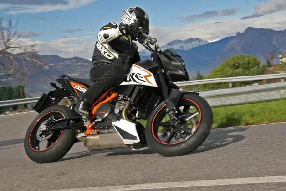 KTM Duke 690 R  (21)
