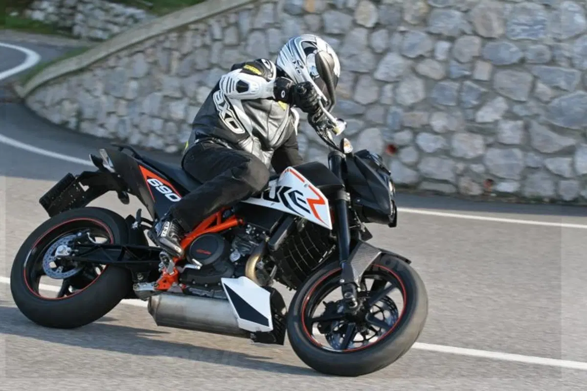 KTM Duke 690 R  (25)