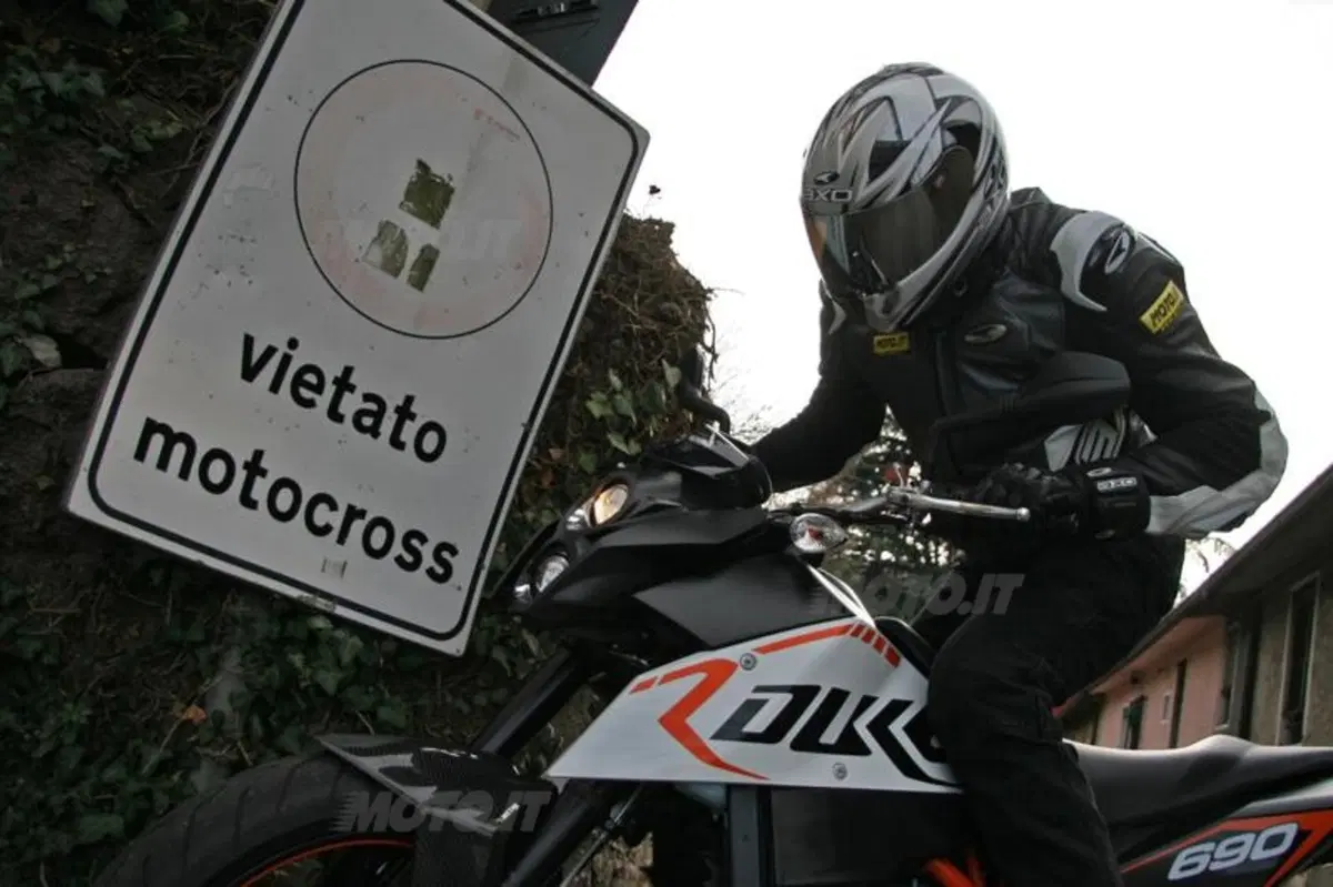 KTM Duke 690 R  (27)