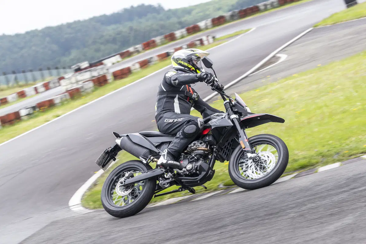 Aprilia RX 125 e SX 125. Doppia personalità (10)