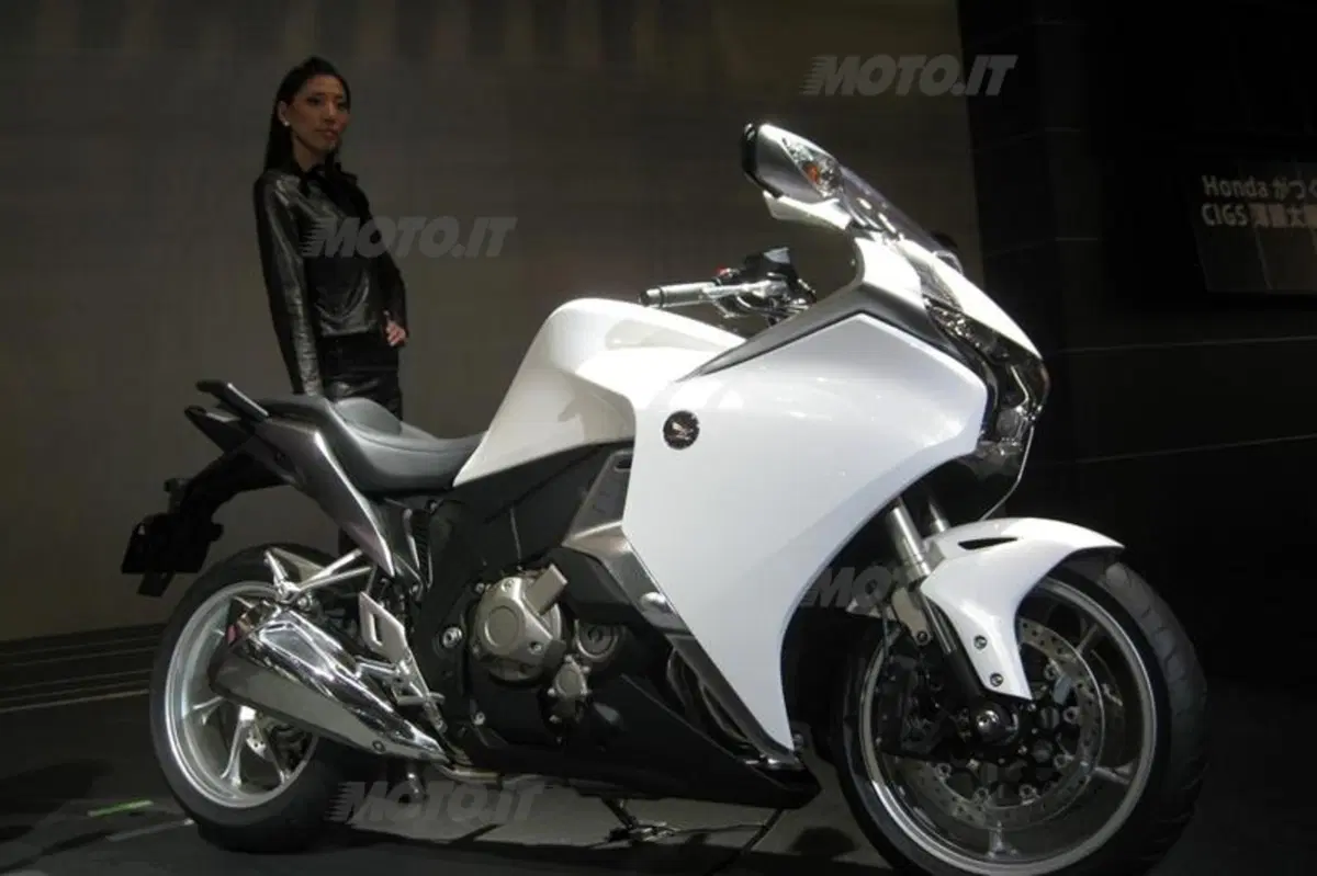 Honda VFR1200F: fatti toccare! (2)