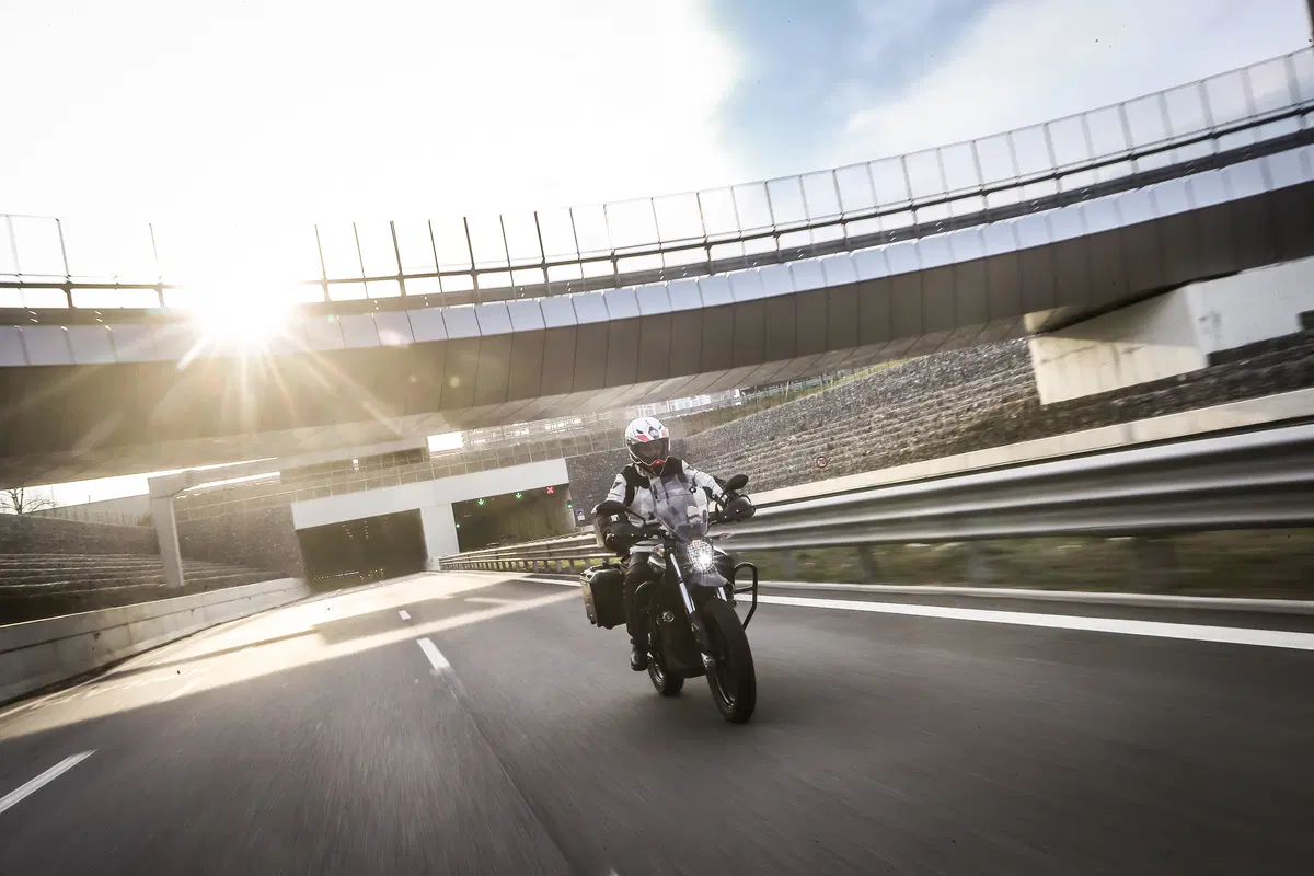 Zero Motorcycles DSR Black Forest. Globetrotter ecologica. Silenziosa e divertente (2)