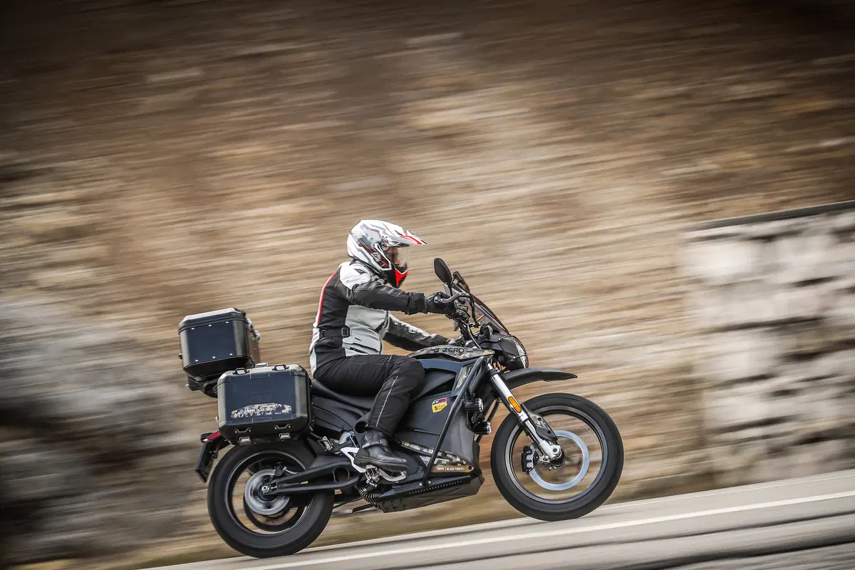 Zero Motorcycles DSR Black Forest. Globetrotter ecologica. Silenziosa e divertente